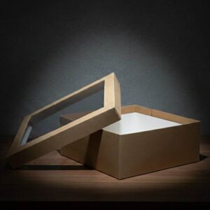 ფანჯრიანი ყუთი თეთრი გულით