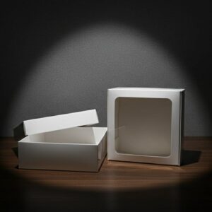 თეთრი ყუთი ფანჯრიანი