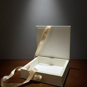 თეთრი ყუთი სასაჩუქრე