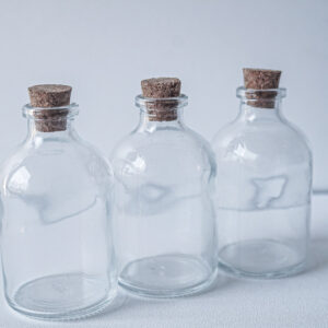 გამჭირვალე მინის ბოთლი კორპის თავსახურით